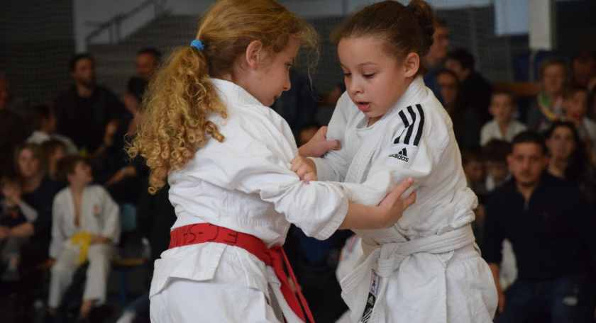 Deux filles en plein combat de judo